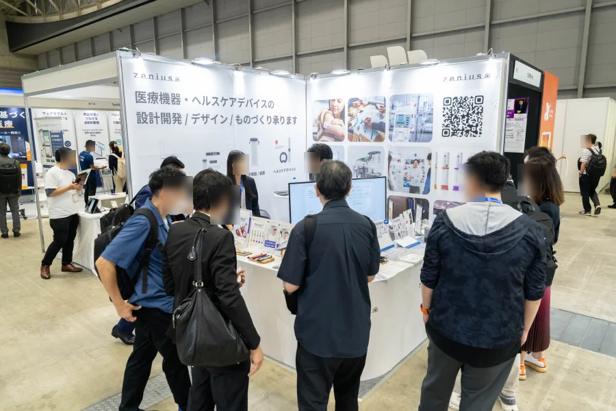 医療機器・ヘルスケアデバイスの展示ブースで説明を受ける来場者